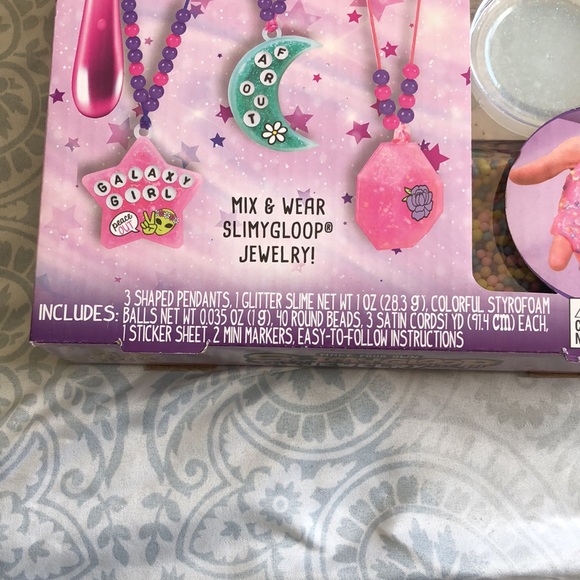 Make your own slimy jewelry - Picture 4 of 5